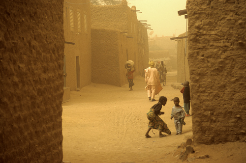 foto en Agadez de niños en la calle